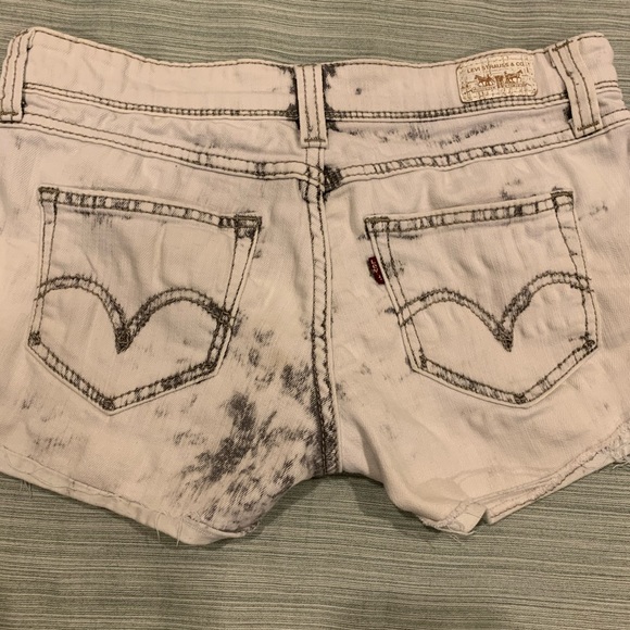 Levi’s Jean shorts - Picture 3 of 4